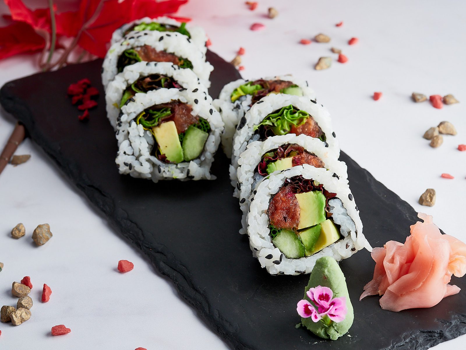 Makis de la casa servits sobre pissarra