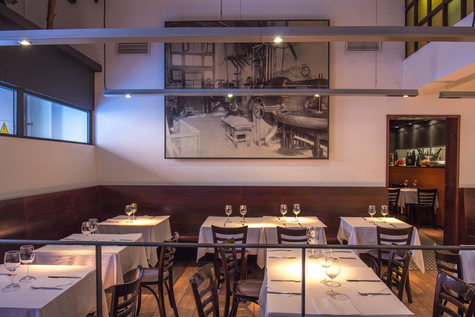 La sala principal del restaurant La Fàbrica, amb les taules parades